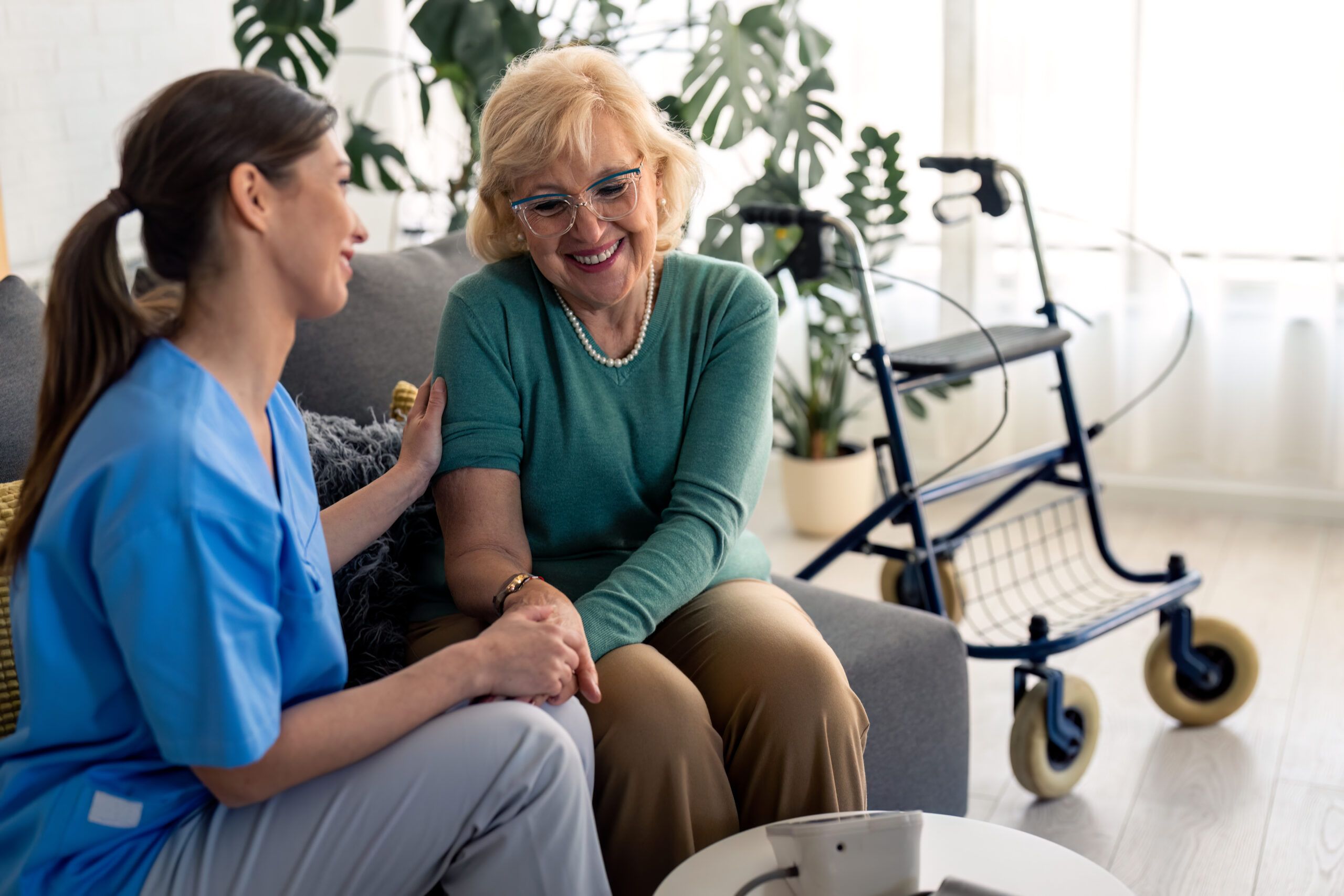 Zufriedene Seniorin mit häuslicher Betreuungskraft