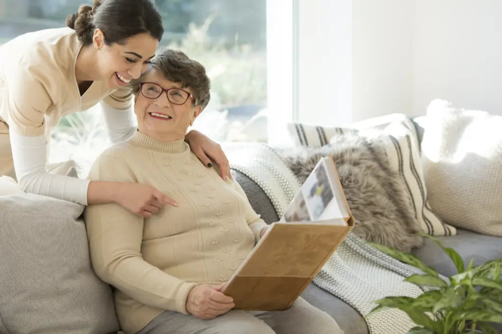 Betreuungskraft mit Seniorin zu Hause