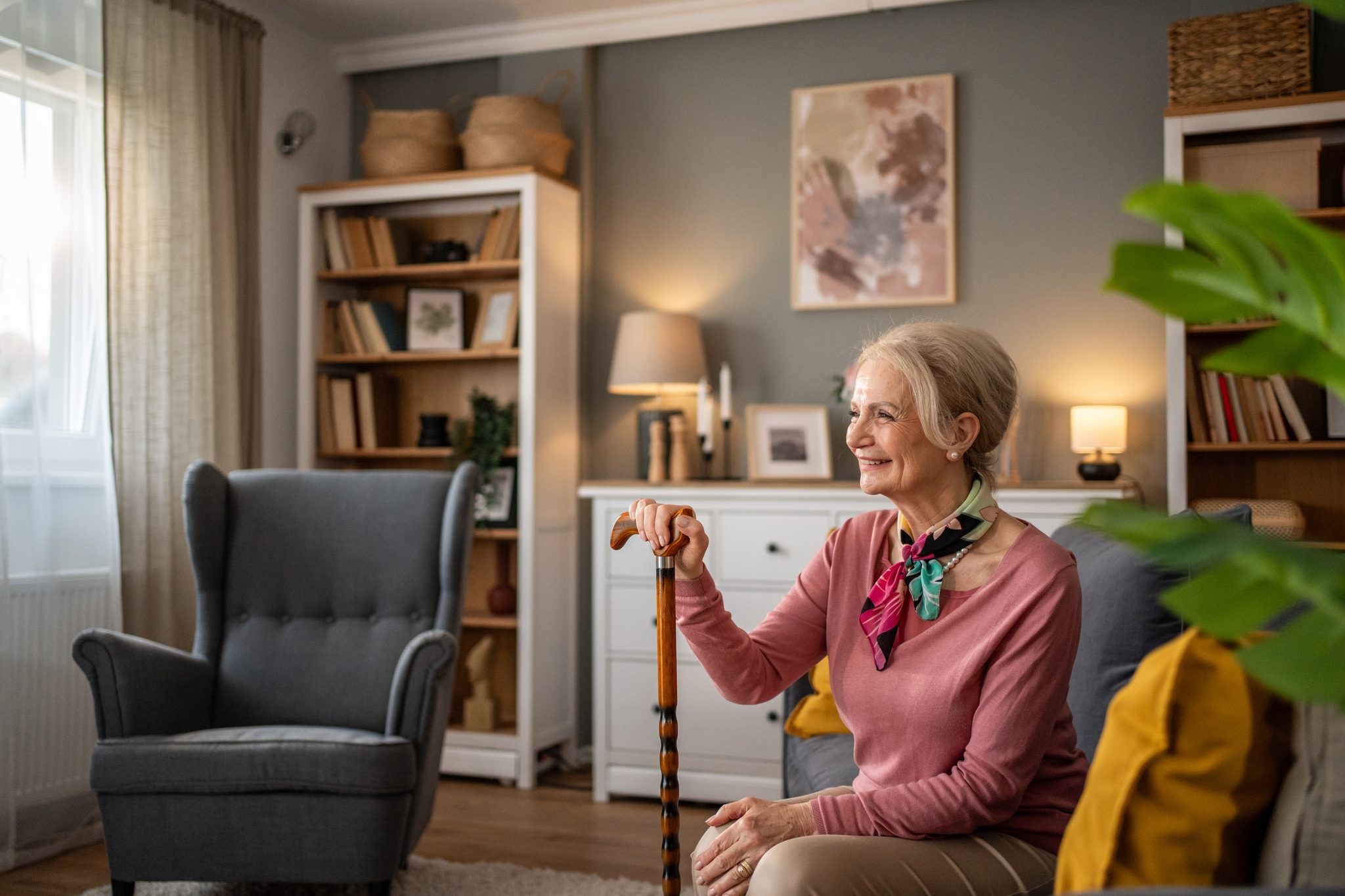 Glückliche Seniorin mit Gehstock lächelt zufrieden